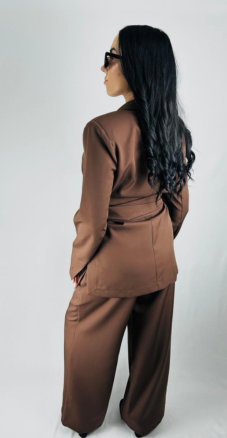 AUGSTAS KVALITĀTES BIKŠKOSTĪMS AR PLECU POLSTERĒJUMU - BRŪNS