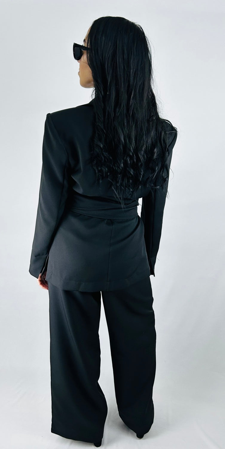 AUGSTAS KVALITĀTES BIKŠKOSTĪMS AR PLECU POLSTERĒJUMU - MELNS