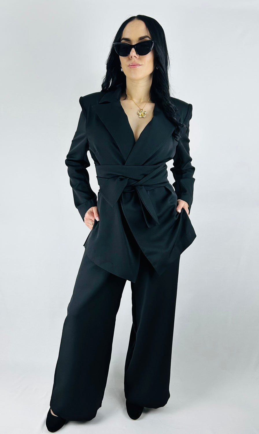 AUGSTAS KVALITĀTES BIKŠKOSTĪMS AR PLECU POLSTERĒJUMU - MELNS