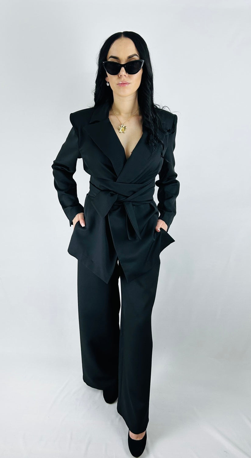 AUGSTAS KVALITĀTES BIKŠKOSTĪMS AR PLECU POLSTERĒJUMU - MELNS