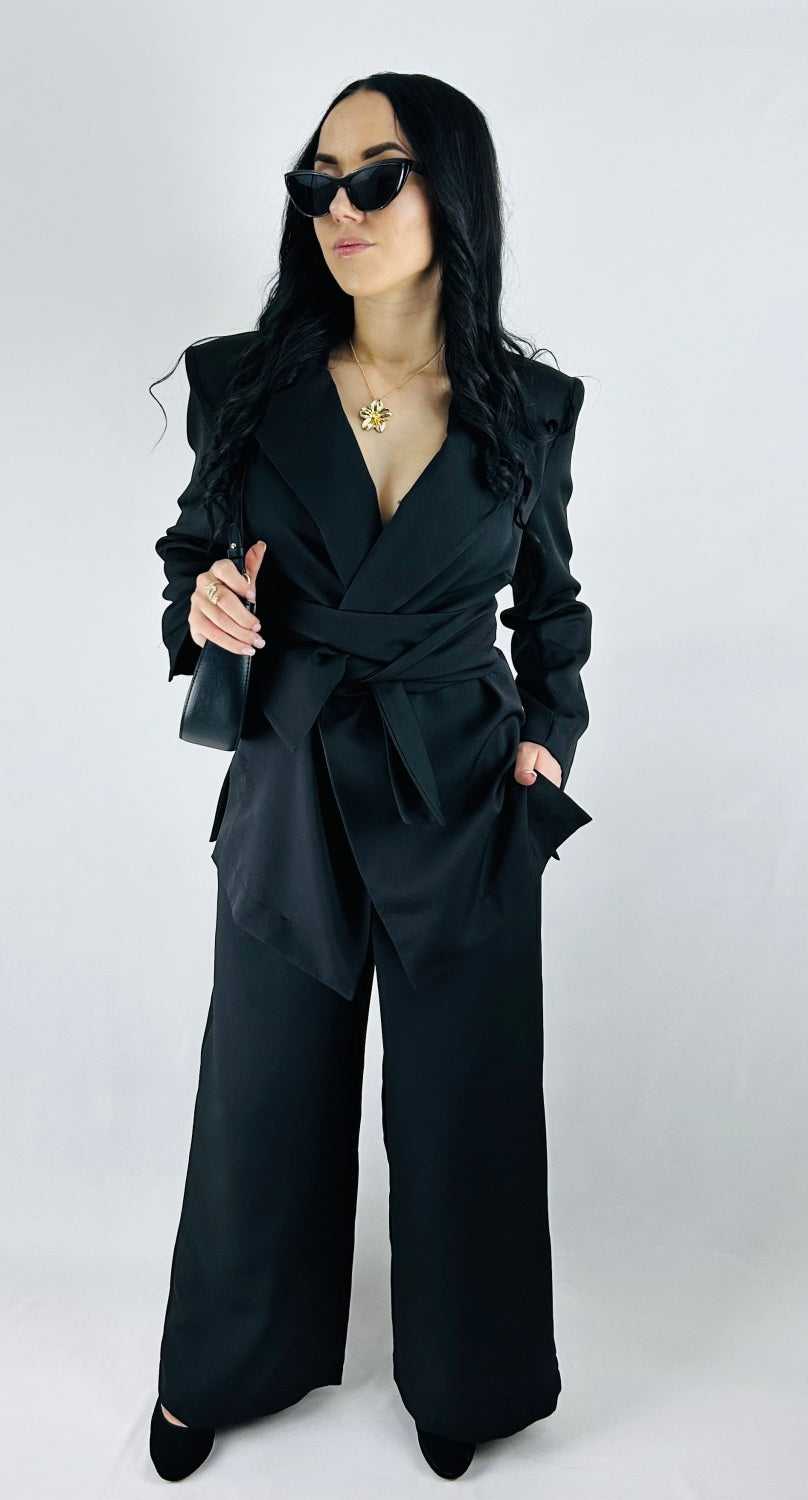 AUGSTAS KVALITĀTES BIKŠKOSTĪMS AR PLECU POLSTERĒJUMU - MELNS